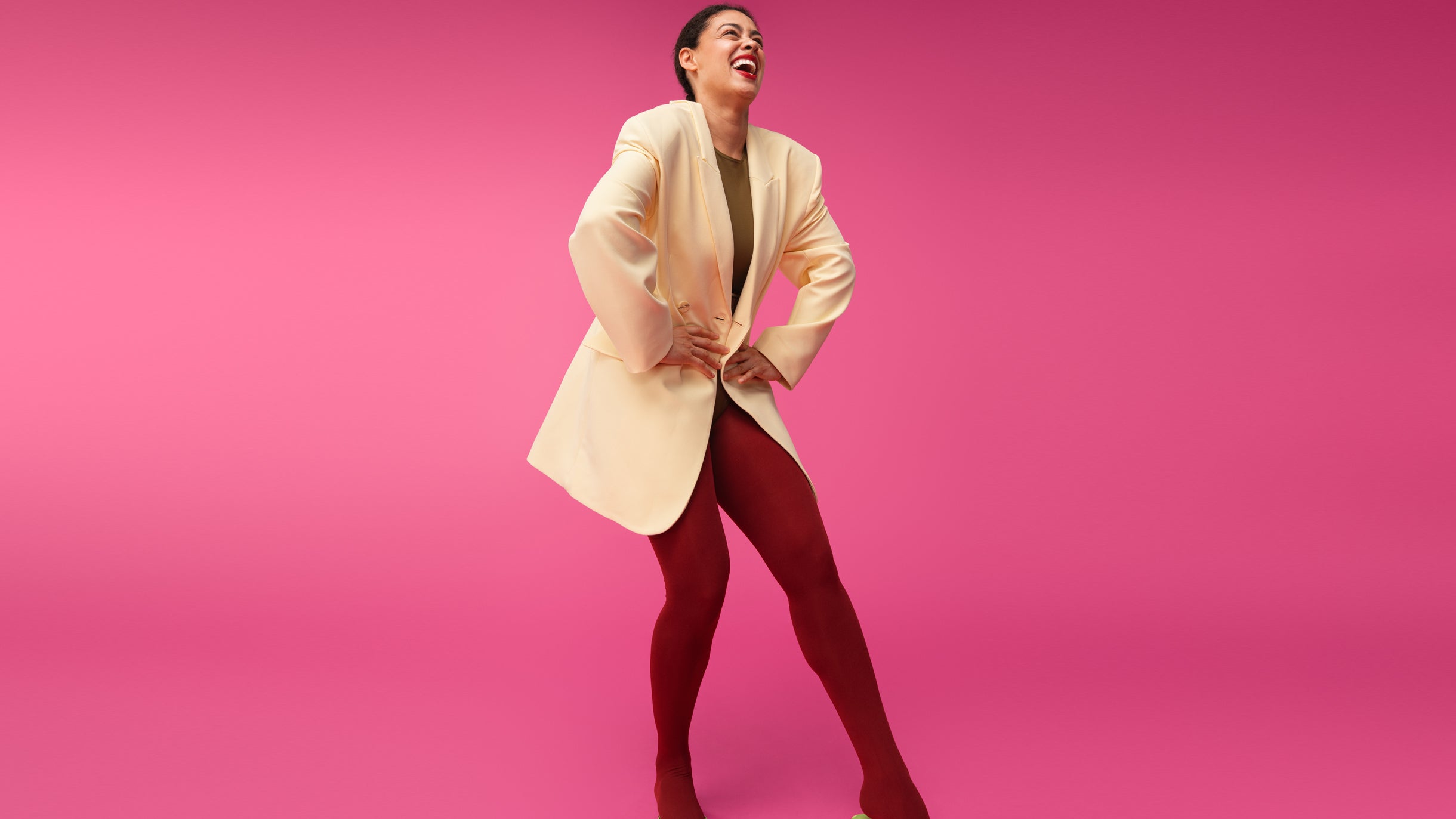 Norlyn 80 den punaiset sukkahousut mallin päällä